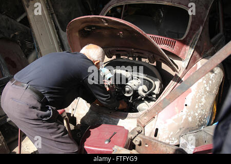 Naplouse, Cisjordanie. 23 Jan, 2016. Un mécanicien travaillant sur une vieille Volkswagen Beetle dans un garage à Naplouse, Cisjordanie, 23 janvier 2016. De plus en plus de gens vivant en Palestine découvrez le vintage car pour eux-mêmes. Photo : David l'EHL/dpa/Alamy Live News Banque D'Images