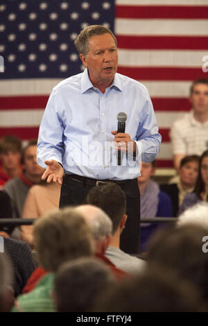 Madison, Wisconsin, USA. 28 mars, 2016. Candidat PRÉSIDENTIEL RÉPUBLICAIN John Kasich parle d'un groupe de partisans lors d'un événement de ville avant la présidentielles primaires du Wisconsin à Madison, Wisconsin. Credit : 2016 Julia Hansen/ Alamy Live News Banque D'Images