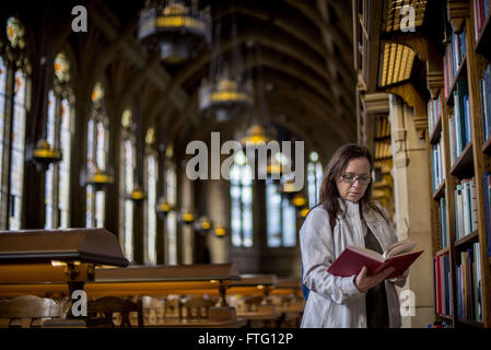 Seattle, Washington, USA. Mar 21, 2016. CAROLE CHAMBERS, de Placentia, en Californie, est plongé dans un livre de l'University of Washington's Suzzallo Library Salle de lecture. Le diplômé salle de lecture est vraiment un grand hall, complet avec de superbes vitraux. Son regard distinctif, qui rappelle les grandes salles des collèges d'Oxford et Cambridge, aurait aussi été inspiré par l'ancien président de l'Université de Washington, a déclaré Henry Suzzallo croyance que les universités devraient être ''les cathédrales de l'apprentissage.''. CHAMBERS, une école élémentaire, l'orthophoniste est sur une relâche locations Banque D'Images