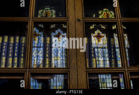 Seattle, Washington, USA. Mar 21, 2016. Vitraux reflète sur bibliothèques dans l'Université de Washington library's great hall. La salle de lecture de la bibliothèque Suzzallo est vraiment un grand hall, complet avec de superbes vitraux. Son regard distinctif, qui rappelle les grandes salles des collèges d'Oxford et Cambridge, aurait aussi été inspiré par l'ancien président de l'université de Washington, a déclaré Henry Suzzallo croyance que les universités devraient être ''les cathédrales de l'apprentissage. © Bruce Chambers/ZUMA/Alamy Fil Live News Banque D'Images