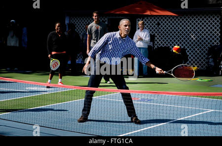 Washington, DC. Mar 28, 2016. Le président des États-Unis Barack Obama joue au tennis au cours de la Maison blanche aux Œufs de Pâques à la Maison Blanche le 28 mars 2016 à Washington, DC. Crédit : Olivier Douliery/Piscine via CNP - AUCUN FIL SERVICE - © dpa/Alamy Live News Banque D'Images