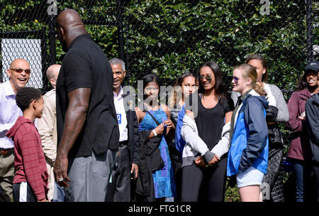 Washington, DC. Mar 28, 2016. Sasha Obama (C) prend en joueur professionnel de basket-ball Shaquille O'Neal lors de la Maison blanche aux Œufs de Pâques à la Maison Blanche le 28 mars 2016 à Washington, DC. Crédit : Olivier Douliery/Piscine via CNP - AUCUN FIL SERVICE - © dpa/Alamy Live News Banque D'Images