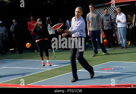 Washington, DC. Mar 28, 2016. United Statrs le président Barack Obama joue au tennis au cours de la Maison blanche aux Œufs de Pâques à la Maison Blanche le 28 mars 2016 à Washington, DC. Crédit : Olivier Douliery/Piscine via CNP - AUCUN FIL SERVICE - © dpa/Alamy Live News Banque D'Images