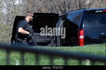 Washington, DC. Mar 28, 2016. Un agent du service secret la pelouse nord des patrouilles de la Maison Blanche après que les rapports de tir sur la colline du Capitole, le 28 mars 2016 à Washington, DC. Crédit : Olivier Douliery/Piscine via CNP - AUCUN FIL SERVICE - © dpa/Alamy Live News Banque D'Images