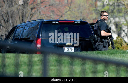 Washington, DC. Mar 28, 2016. Un agent du service secret la pelouse nord des patrouilles de la Maison Blanche après que les rapports de tir sur la colline du Capitole, le 28 mars 2016 à Washington, DC. Crédit : Olivier Douliery/Piscine via CNP - AUCUN FIL SERVICE - © dpa/Alamy Live News Banque D'Images