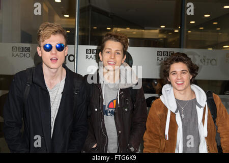 La Vamp, Bradley James Simpson, McVey, Tristan Evans photographié en arrivant à la radio 1 studios comprend : la Vamp, Bradley James Simpson, McVey, Tristan Evans Où : London, Royaume-Uni Quand : 26 Oct 2016 Banque D'Images