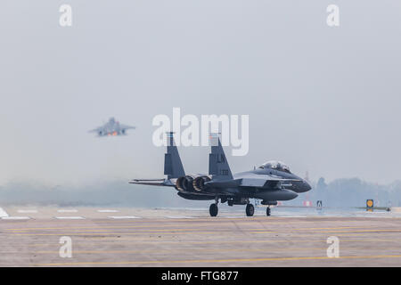 Un F-15E Strike Eagle suit son collègue dans le ciel à RAF Lakenheath Banque D'Images