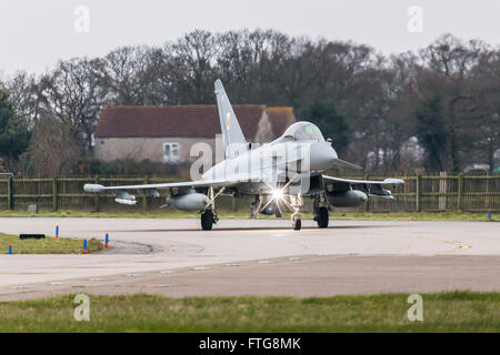 À partir d'un étoile lumière sous un Typhoon de la RAF le roulage sur la piste à RAF Coningsby. Banque D'Images
