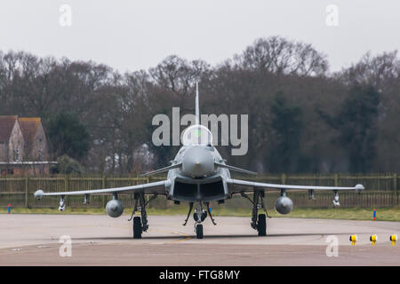 Des taxis Typhoon de la RAF sur la piste à Coningsby pour commencer une sortie sur le ciel de l'UK. Banque D'Images