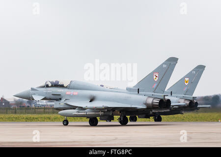 Paire de Typhoon's taxi sur la piste à RAF Coningsby. Banque D'Images