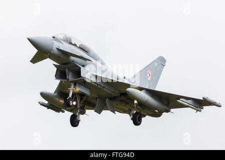 Typhon bi-place, à l'atterrissage à RAF Coningsby. Les deux combattants assis sont utilisés pour les instructeurs pour former les pilotes de combat. Banque D'Images