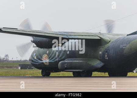 Le vortex d'un Transall allemand props à RAF Coningsby. Banque D'Images