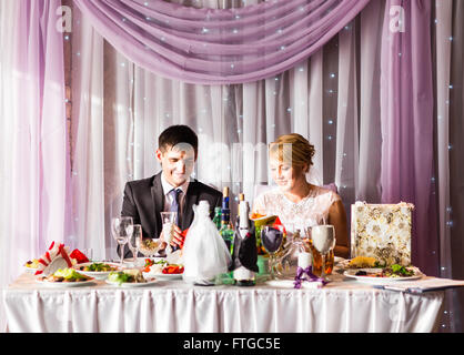 Couple Enjoying Meal At Wedding Reception Banque D'Images