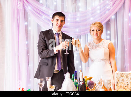 Couple Enjoying Meal At Wedding Reception Banque D'Images