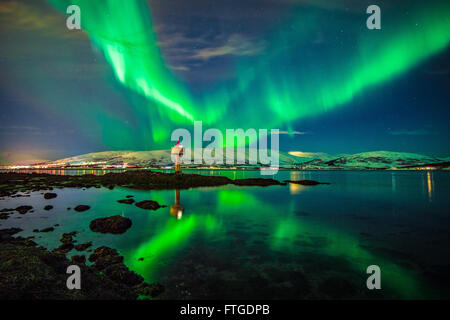 La danse des aurores boréales au-dessus de Tromso, Norvège du Nord fjord Banque D'Images