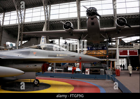 F-16 Fighting Falcon et Junkers JU 56, Musée royal de l'Armée et de l'Histoire Militaire, Bruxelles, Belgique Banque D'Images