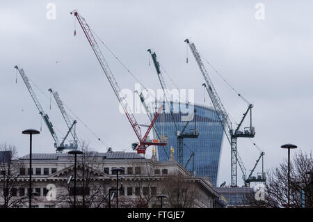 Cranes at construction site dans la ville avec 20 Fenchurch Street bâtiment en arrière-plan, Londres Angleterre Royaume-Uni UK Banque D'Images