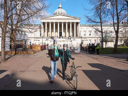 Étudiants à UCL, University College London, Londres Angleterre Royaume-Uni Banque D'Images