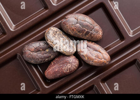 Les fèves de cacao et de chocolat sur fond blanc Banque D'Images