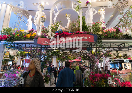 Macy's Flower Show annuel : à l'intérieur de la salle principale avec les gens marcher entouré de fleurs Banque D'Images