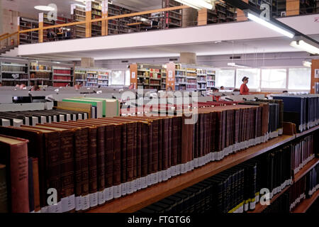 La salle de lecture de la Bibliothèque nationale israélienne sur le campus de Givat RAM de l'Université hébraïque de Jérusalem, le 28 mars 2016. La Bibliothèque nationale d'Israël est la bibliothèque consacrée à la collecte des trésors culturels d'Israël et du patrimoine juif. La bibliothèque possède plus de 5 millions de livres et possède les plus grandes collections au monde d'Hebraica et de Judaïca, et est le dépôt de nombreux manuscrits, livres et objets rares et uniques. Banque D'Images