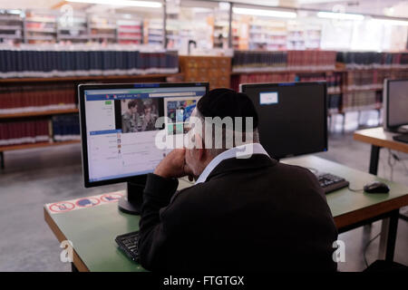 Un juif religieux utilisant l'ordinateur dans la salle de lecture de la Bibliothèque nationale d'Israël sur le campus Givat RAM de l'Université hébraïque de Jérusalem le 28 mars 2016. La Bibliothèque nationale d'Israël est la bibliothèque consacrée à la collecte des trésors culturels d'Israël et du patrimoine juif. La bibliothèque possède plus de 5 millions de livres et possède les plus grandes collections au monde d'Hebraica et de Judaïca, et est le dépôt de nombreux manuscrits, livres et objets rares et uniques. Banque D'Images