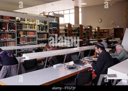 La salle de lecture de la Bibliothèque nationale israélienne sur le campus de Givat RAM de l'Université hébraïque de Jérusalem, le 28 mars 2016. La Bibliothèque nationale d'Israël est la bibliothèque consacrée à la collecte des trésors culturels d'Israël et du patrimoine juif. La bibliothèque possède plus de 5 millions de livres et possède les plus grandes collections au monde d'Hebraica et de Judaïca, et est le dépôt de nombreux manuscrits, livres et objets rares et uniques. Banque D'Images