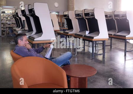 L'homme qui a lu dans la salle de lecture de la Bibliothèque nationale d'Israël sur le campus de Givat RAM de l'Université hébraïque de Jérusalem le 28 mars 2016. La Bibliothèque nationale d'Israël est la bibliothèque consacrée à la collecte des trésors culturels d'Israël et du patrimoine juif. La bibliothèque possède plus de 5 millions de livres et possède les plus grandes collections au monde d'Hebraica et de Judaïca, et est le dépôt de nombreux manuscrits, livres et objets rares et uniques. Banque D'Images