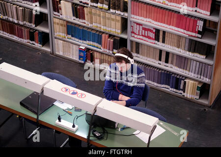 Étudiant à la salle de lecture de la Bibliothèque nationale israélienne sur le campus Givat RAM de l'Université hébraïque de Jérusalem le 28 mars 2016. La Bibliothèque nationale d'Israël est la bibliothèque consacrée à la collecte des trésors culturels d'Israël et du patrimoine juif. La bibliothèque possède plus de 5 millions de livres et possède les plus grandes collections au monde d'Hebraica et de Judaïca, et est le dépôt de nombreux manuscrits, livres et objets rares et uniques. Banque D'Images