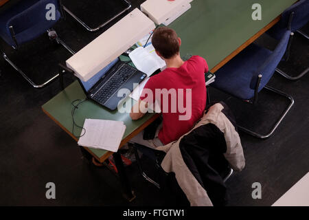 Étudiant à la salle de lecture de la Bibliothèque nationale israélienne sur le campus Givat RAM de l'Université hébraïque de Jérusalem le 28 mars 2016. La Bibliothèque nationale d'Israël est la bibliothèque consacrée à la collecte des trésors culturels d'Israël et du patrimoine juif. La bibliothèque possède plus de 5 millions de livres et possède les plus grandes collections au monde d'Hebraica et de Judaïca, et est le dépôt de nombreux manuscrits, livres et objets rares et uniques. Banque D'Images