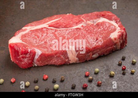 Sec brut de faux-filet de boeuf au poivre Banque D'Images