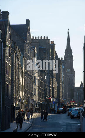 28/03/2016. Le Royal Mile/Canongate, High Street, Édimbourg. Vue à partir de la Canongate jusqu'au Royal Mile vers l'Tron Kirk. Banque D'Images