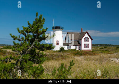 Phare de Cape Cod sans sa tour lanterne sur une chaude journée d'été. Banque D'Images