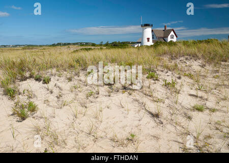 Le port de l'étape phare, sans sa lanterne, sur une plage de Cape Cod, sur une chaude journée d'été. Une attractions préférées des touristes. Banque D'Images