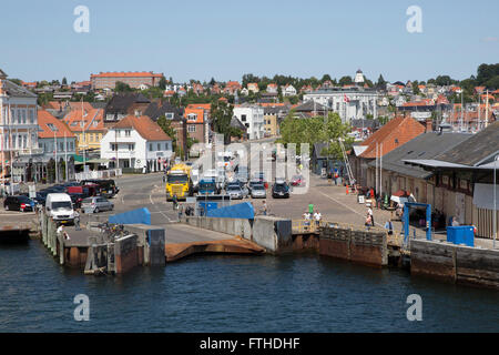 Voitures dans la salle d'attente du ferry landing à Svendborg, Danemark Banque D'Images