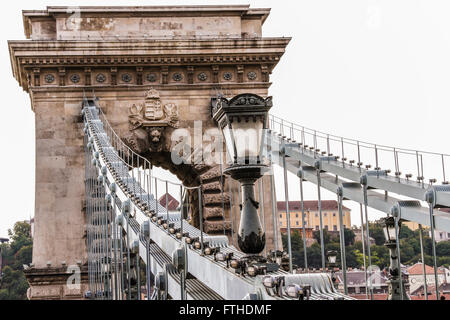 La chaîne Szechenyi Pont sur le Danube à Budapest, Hongrie Banque D'Images