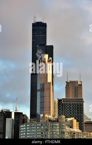 Le soleil du matin illumine certains bâtiments à Chicago's Boucle Sud dominé par la Willis Tower (anciennement Sears Tower). Chicago, Illinois, USA. Banque D'Images