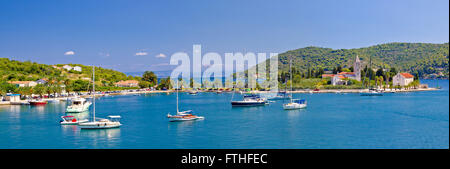 L''île de Vis l'église et de l'Harbour panorama, Dalmatie, Croatie Banque D'Images