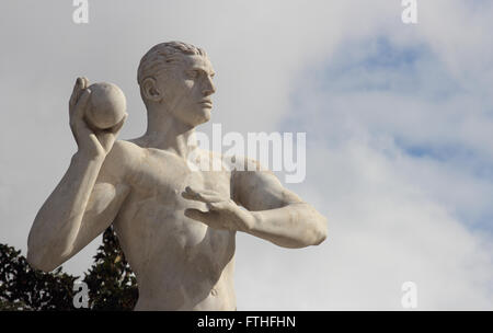 ROME, ITALIE - Le 9 février 2016 : Poids trhow statue dans le Stadio dei Marmi , Stade des marbres dans le Foro Italico Banque D'Images