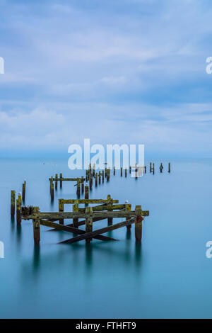 Swanage Pier bleu Banque D'Images