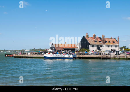 Mudeford Quay près de Christchurch dans le Dorset avec le ferry qui prend de l'autre côté du port touristique de la bouche de Mudeford Banc Banque D'Images