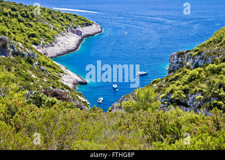 La baie pittoresque de la voile sur l'île de Vis, Croatie, Dalmatie, Stinva Banque D'Images
