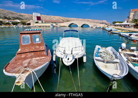 L''île de Pag vieux bateaux dans port, Croatie Banque D'Images