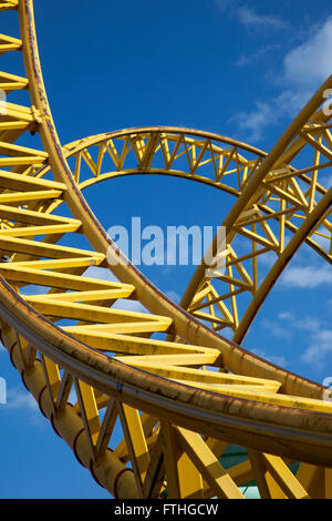 Looping rollercoaster track Banque D'Images