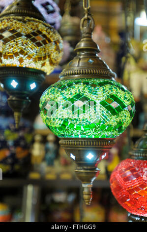 Mosaïque de style turc lampes pendentif en vente dans le Grand Bazar Kapali Carsi (marché couvert) à Istanbul, Turquie Banque D'Images