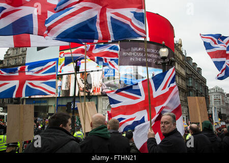 Les membres de la Grande-Bretagne d'abord en protestation contre l'Anti-racisme démonstration jour dirigé par Stand Up au racisme le 19 mars 2016 à Londres, Royaume-Uni. Stand Up au racisme a conduit certains des plus grandes mobilisations anti-racistes en Grande-Bretagne de la dernière décennie, debout pour protester contre le racisme, l'Islamophobie, l'antisémitisme et le fascisme. Banque D'Images