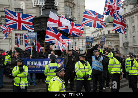 Les membres de la Grande-Bretagne d'abord en étant protégé par un anneau de la police lors d'une protestation contre l'Anti-racisme démonstration jour dirigé par Stand Up au racisme le 19 mars 2016 à Londres, Royaume-Uni. Stand Up au racisme a conduit certains des plus grandes mobilisations anti-racistes en Grande-Bretagne de la dernière décennie, debout pour protester contre le racisme, l'Islamophobie, l'antisémitisme et le fascisme. Banque D'Images