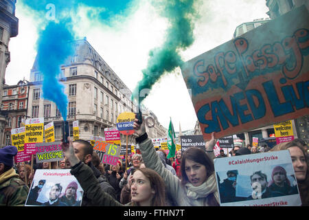 Des manifestants lors d'Anti-racisme démonstration jour dirigé par Stand Up au racisme le 19 mars 2016 à Londres, Royaume-Uni. Stand Up au racisme a conduit certains des plus grandes mobilisations anti-racistes en Grande-Bretagne de la dernière décennie, debout pour protester contre le racisme, l'Islamophobie, l'antisémitisme et le fascisme. Banque D'Images