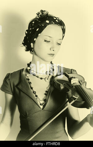 Retro portrait of young woman with violin Banque D'Images