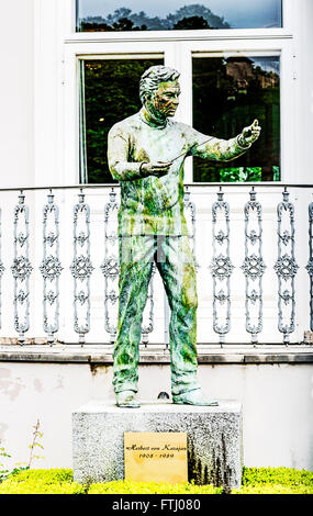 Staue du chef d'orchestre Herbert von Karajan en face de la maison, où il est né à Salzbourg, Karajan vor seinem Geburtshaus Banque D'Images